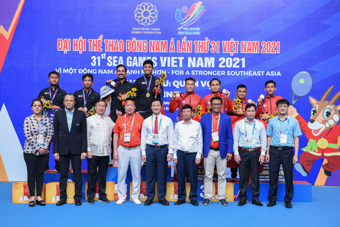 Các đồng chí lãnh đạo tỉnh Bắc Ninh và các đại biểu chúc mừng các vận động viên đoạt huy chương nội dung đôi nam.