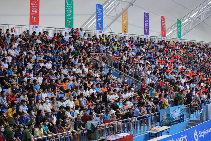 Với khoảng gần 3.000 chỗ ngồi, thời điểm diễn ra trận đấu, rất đông người dân TP Từ Sơn đã đến nhà thi đấu trung tâm để cổ vũ cho đội tuyển quần vợt Việt Nam thi đấu.