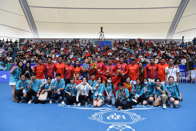 Đoàn quần vợt thể thao Việt Nam chụp ảnh lưu niệm với các bạn tình nguyện tại nhà thi đấu.