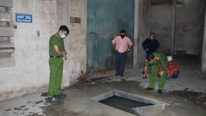 Lực lượng công an khai quật một hầm chứa nước thải trong khuôn viên Công ty bóng đèn Điện Quang. Ảnh: Công an Đồng Nai