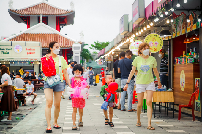 Khách đến vui chơi tại Công viên châu Á