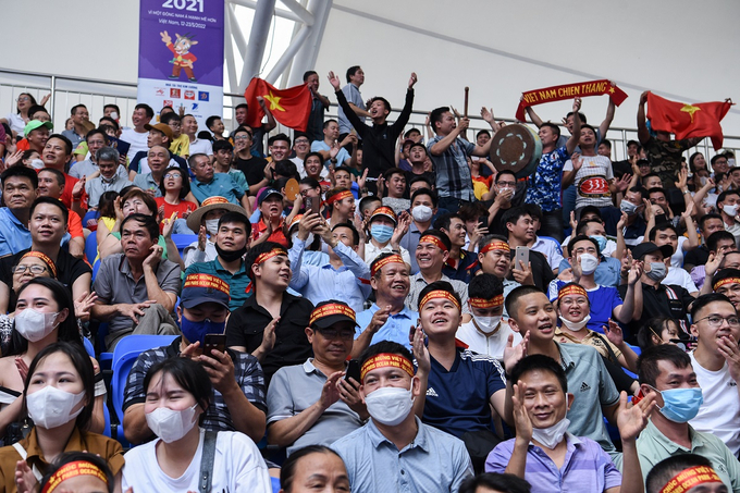 Với khoảng gần 3.000 chỗ ngồi, thời điểm diễn ra trận đấu, rất đông người dân TP Từ Sơn đã đến nhà thi đấu trung tâm để cổ vũ cho đội tuyển quần vợt Việt Nam thi đấu.