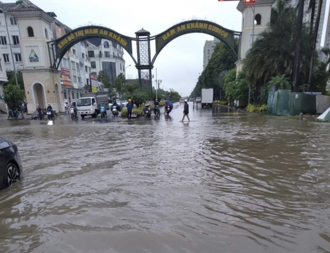 Hầu hết các hộ dân sống tại khu A mặt đường chính Lê Trọng Tấn gần nút giao Đại lộ Thăng Long đều phải sắm máy bơm công suất lớn để hút nước tràn vào hầm khi mưa to