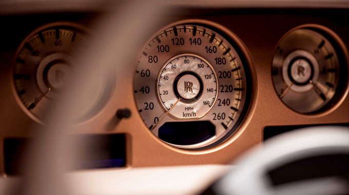 Mặt đồng hồ kỹ thuật xe truyền thống của Rolls-Royce. Ảnh Rolls-Royce