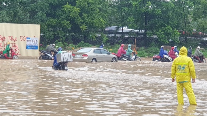Mưa lớn từ đêm qua khiến nhiều quận, huyện Hà Nội ngập năng, gây cản trở giao thông