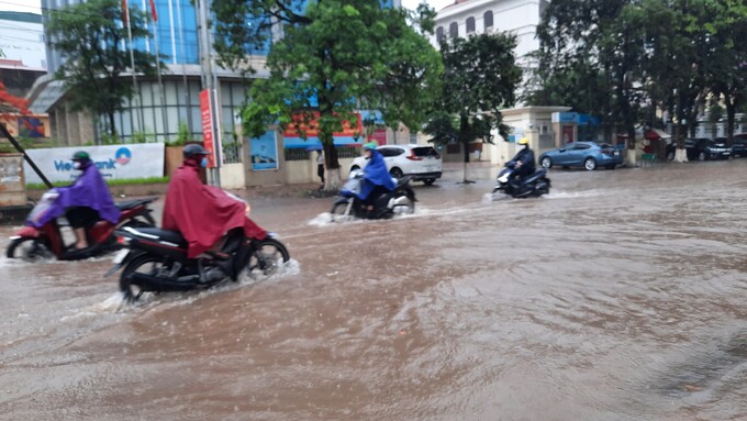Đoạn giao giữa đường Nguyễn Văn Cừ và Nguyễn Thị Lưu nước ngập 40-50 cm.
