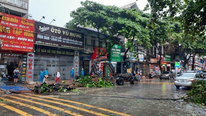 Tình trạng mưa lớn khiến nhiều cây trên tuyến đường Lê Lợi bị đổ gãy, tuy nhiên ngay sau đó lực lượng chức năng đã có mặt tại hiện trường để phân luồng giao thông, di chuyển cành cây đổ gãy.