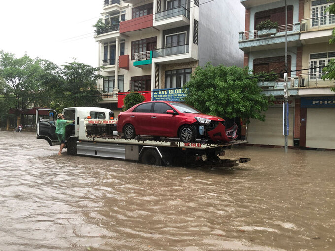 Đoạn giao giữa đường Hoàng Văn Thụ và Minh Khai (khu vực ngã tư 4C) nước dâng 50-60cm. Trong ảnh là một xe ô tô trong khi vượt đoạn đường nước ngập sâu khiến ba đờ xốc bị bật ra phải gọi cứu hộ.