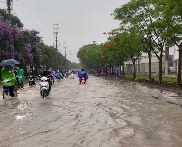 Tại huyện Quế Võ, người dân cho biết nước ngập khắp các đoạn đường bên trong khu công nghiệp. 8h sáng nay, tình trạng ngập úng khiến việc di chuyển của công nhân gặp nhiều khó khăn.