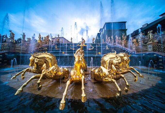 Bức tượng vàng thần Helios cưỡi trên cỗ xe ngựa của mình. Ảnh Sun Group