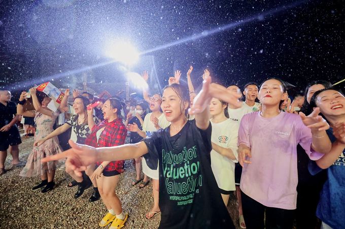 Khán giả Sầm Sơn “tắm mưa” cuồng nhiệt trong đêm nhạc Sun Fest thứ 4. Ảnh Sun Group