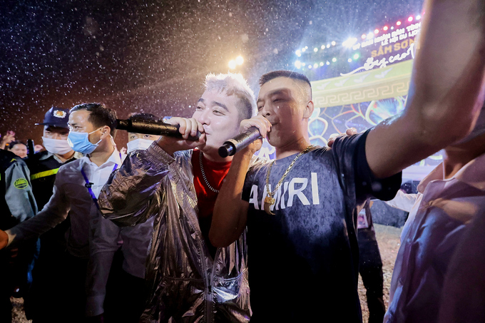 Ca sỹ Yanbi cùng khán giả hòa chung tiếng hát trong những ca khúc quen thuộc. Ảnh Sun Group