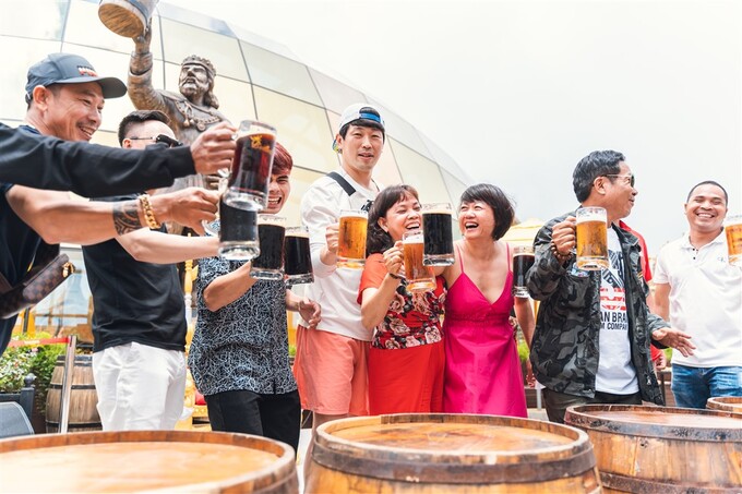 Các du khách sẽ được trải nghiệm những vại bia vàng, bia đen thượng hạng cùng các món ăn đặc trưng của xứ sở Baravia. Ảnh Sun Group