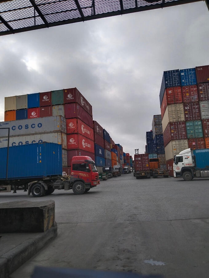 Container xếp cao quá qui định và cảnh xe phải xếp hàng dài để đến lượt giao nhận container