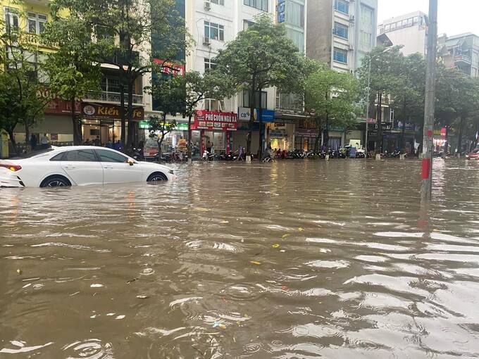 Ngập nước trên phố Duy Tân
