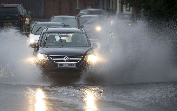 Hãng Volkswagen được đánh giá là dòng xe an toàn khi dưới thời tiết mưa bão