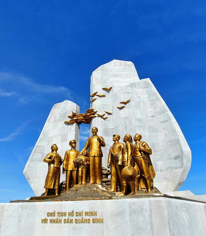 Tượng đài Chủ tịch Hồ Chí Minh và Nhân dân tỉnh Quảng Bình