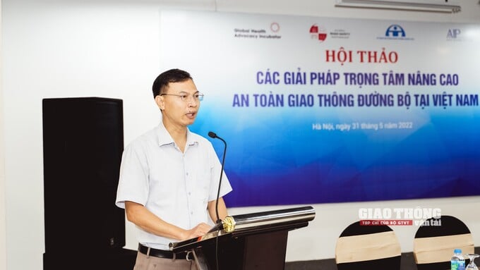 TS. Trần Hữu Minh - Chánh Văn phòng Ủy ban ATGT Quốc gia phát biểu tại hội thảo