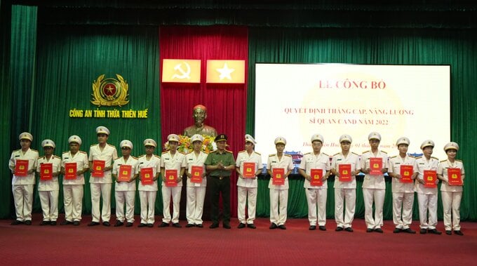 Đại tá Nguyễn Thanh Tuấn - Giám đốc Công an tỉnh Thừa Thiên Huế trao Quyết định thăng cấp bậc hàm, nâng bậc lương cho cán bộ, chiến sĩ.