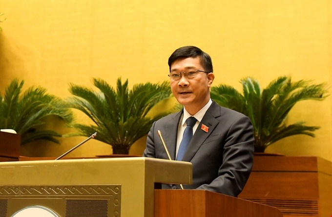 Chủ nhiệm Ủy ban Kinh tế của Quốc hội Vũ Hồng Thanh trình bày Báo cáo thẩm tra dự án Luật Dầu khí.