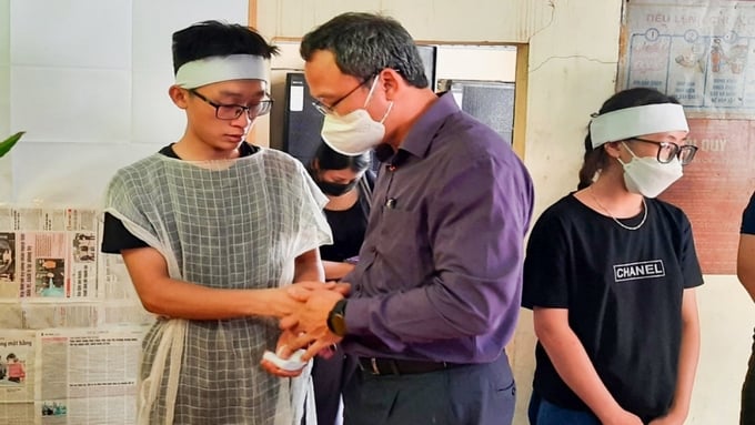 Ông Khuất Việt Hùng, Phó Chủ tịch chuyên trách Ủy ban An toàn giao thông Quốc gia thăm hỏi, động viên gia đình người bị nạn.