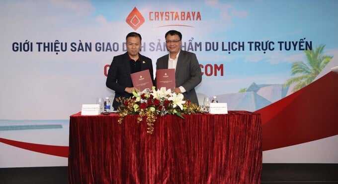 Ông Nguyễn Tiến Trung, TGĐ Tập đoàn Du lịch Crystal Bay (phải) và ông Nguyễn Văn Hoàng, TGĐ công ty CP sản xuất và kinh doanh phần mềm VinHMS ký kết thỏa thuận ghi nhớ hợp tác chiến lược