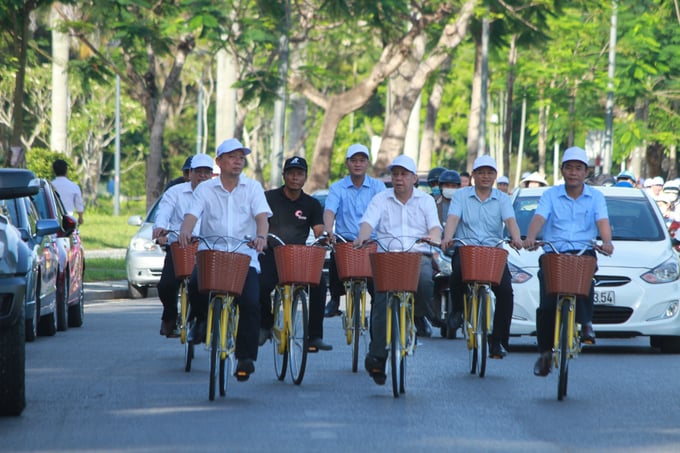 Lãnh đạo tỉnh Thừa Thiên Huế trải nghiệm hệ thống xe đạp chia sẻ công cộng.