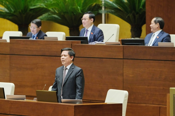 Bộ trưởng Bộ Giao thông Vận tải giải trình trước Quốc hội về việc đường Hồ Chí Minh chậm tiến độ.