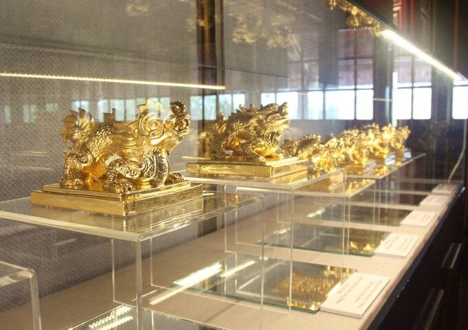 Độc đáo 32 chiếc ấn làm bằng gốm thếp vàng, được chế tác dựa trên các tiêu bản Kim ấn triều Nguyễn.