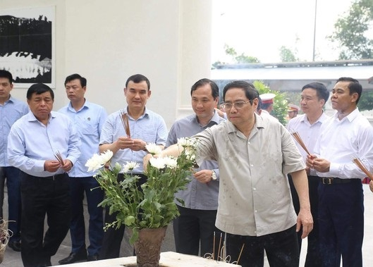 Thủ tướng Phạm Minh Chính cùng đoàn công tác của Chính phủ đã tới dâng hương, dâng hoa tại Khu di tích lịch sử Ngã ba Đồng Lộc.