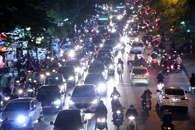 Luật Giao thông đường bộ năm 2008 quy định điều kiện tham gia giao thông của xe ô tô phải có đủ đèn chiếu sáng gần và xa, đèn soi biển số, đèn báo hãm, đèn tín hiệu (điểm d khoản 1 Điều 53)