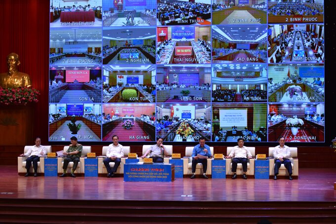 Thủ tướng Phạm Minh Chính và Bí thư tỉnh ủy Bắc Giang Dương Văn Thái cùng lãnh đạo các bộ ban ngành trả lời những thắc mắc, đối thoại với công nhân lao động tại tỉnh Bắc Giang và 63 tỉnh, thành phố.