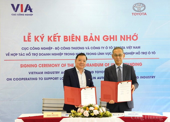 Phó Cục trưởng Cục Công nghiệp Phạm Tuấn Anh và ông Hiroyuki Ueda - Giám đốc Công ty Ô tô Toyota Việt Nam ký Biên bản ghi nhớ