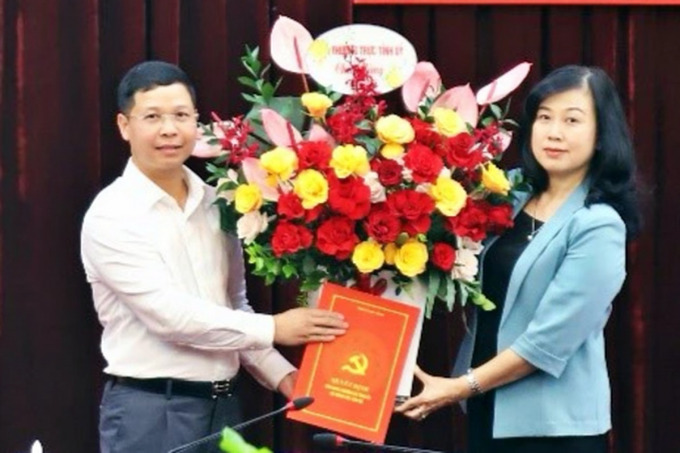 Bí thư Tỉnh ủy Bắc Ninh Đào Hồng Lan trao Quyết định, tặng hoa chúc mừng ông Nguyễn Công Thắng.