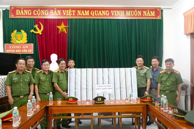 Đại tá Nguyễn Thanh Tuấn tặng quà cho đại diện lực lượng vũ trang đang đóng quân trên huyện đảo Cồn Cỏ.