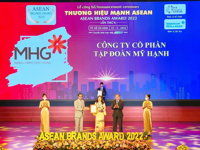 Bà Phạm Mỹ Hạnh, Chủ tịch HĐQT kiêm Tổng Giám đốc Công ty MHG nhận Kỷ niệm chương của chương trình và Chứng nhận “Top 10 Thương hiệu Sản phẩm Dịch vụ Chất lượng cao Asean 2022”