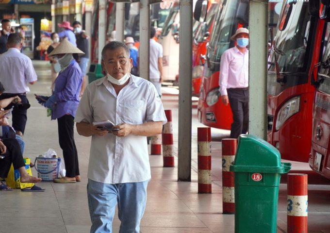Nhiều nhà xe tại bến xe Miền Đông cho biết giá vé 'đứng im' nhiều tháng nay trong khi giá xăng dầu liên tục tăng.