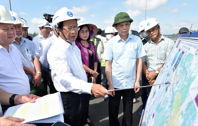 Phó Thủ tướng Lê Văn Thành kiểm tra một gói thầu (huyện Nhà Bè, TPHCM) của dự án cao tốc Bến Lức – Long Thành - Ảnh VGP/Đức Tuân