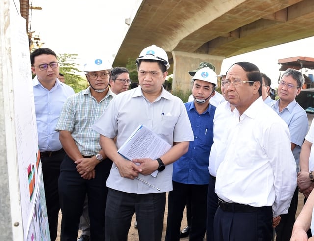 Phó Thủ tướng Lê Văn Thành kiểm tra một gói thầu (huyện Cần Giuộc,Long An) của Dự án cao tốc Bến Lức – Long Thành - Ảnh VGP/Đức Tuân