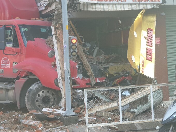 Xe container tông thẳng vào tiệm vàng ở góc giao lộ. Ảnh: NT