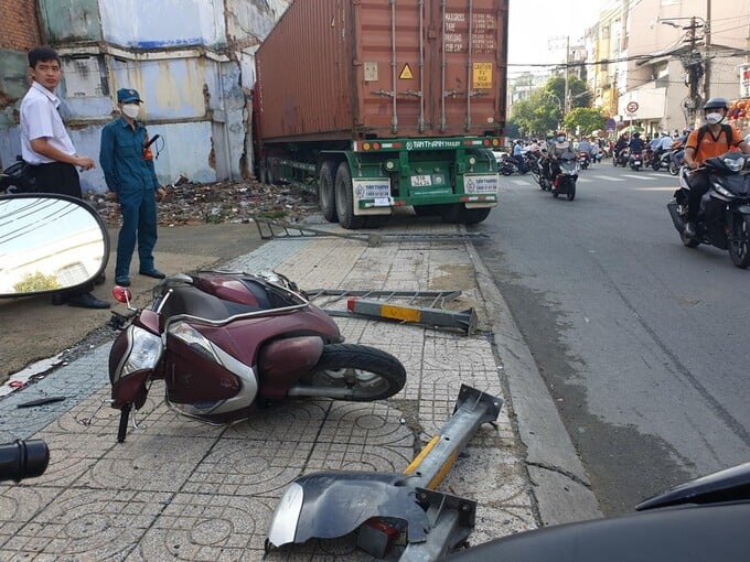 Trước đó, xe này đã lao vào xe máy có hai người ngồi trên nhưng may mắn không có thương vong.