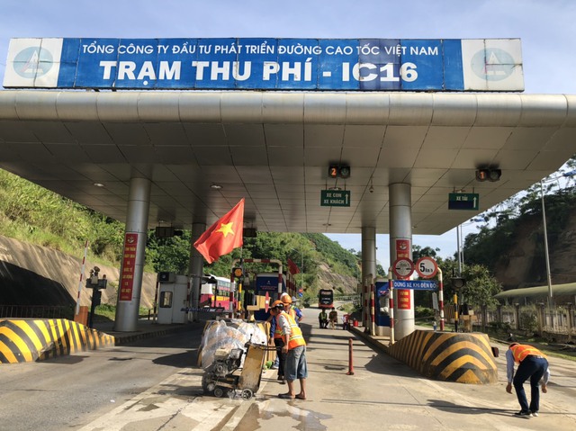 Thi công hố móng giá long môn phục vụ thu phí ETC tại Trạm thu phí IC16, tuyến cao tốc Nội Bài - Lào Cai - Ảnh: VGP/PT