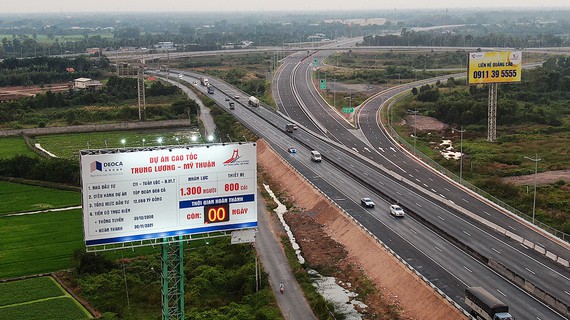 Trên tuyến cao tốc này có 4 trạm thu phí gồm Thân Cửu Nghĩa, Cai Lậy, Cái Bè, An Thái Trung