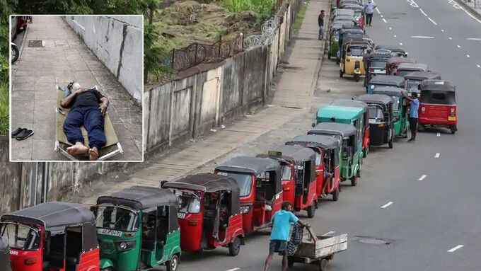 Tài xế xe tải Sri Lanka qua đời sau 5 ngày xếp hàng ở trạm nhiên liệu