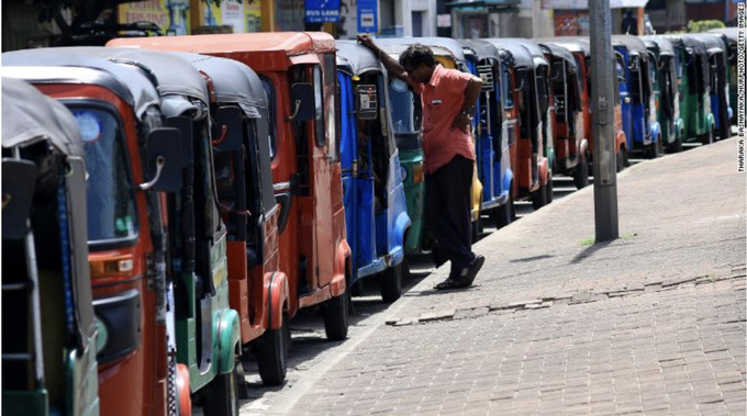 Hàng trăm xe tuk-tuk chờ tiếp nhiên liệu ở Colombo vào ngày 20/6