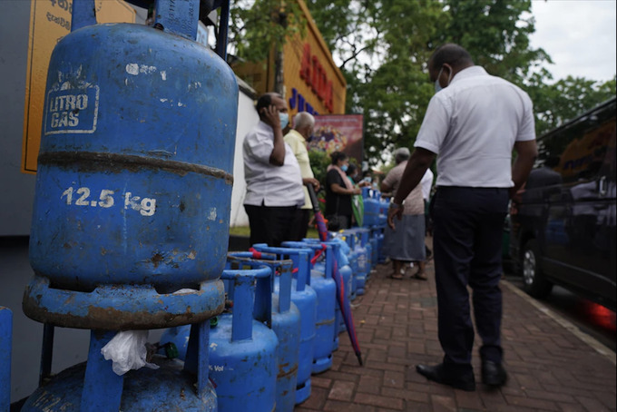 Một số người Sri Lanka đang xếp hàng cả ngày để chờ đổ đầy bình gas