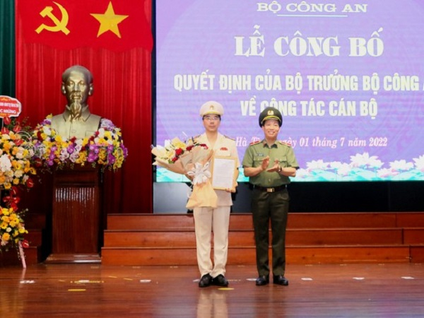 Thứ trưởng Lê Văn Tuyến trao Quyết định điều động, bổ nhiệm Thượng tá Nguyễn Hồng Phong giữ chức vụ Giám đốc Công an Hà Tĩnh.
