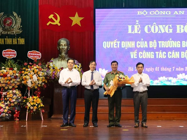 Lãnh đạo tỉnh Hà Tĩnh tặng hoa chúc mừng Đại tá Lê Khắc Thuyết nhận nhiệm vụ mới.