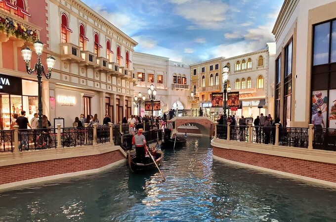 Những dòng kênh đào bao quanh các cửa hàng là điểm nhấn thu hút du khách của Grand Canal Shoppes. (Ảnh Hotels.com)