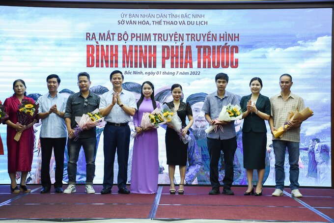 Phó Chủ tịch Thường trực UBND tỉnh Bắc Ninh Vương Quốc Tuấn cùng các đồng chí lãnh đạo tỉnh tặng hoa chúc mừng ê kip sản xuất phim.